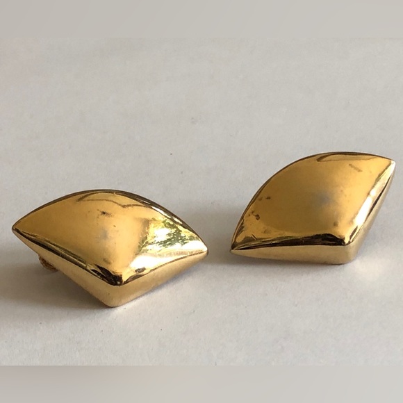 Vintage Napier Shell Shaped Gold Tone Earrings - Picture 2 of 7